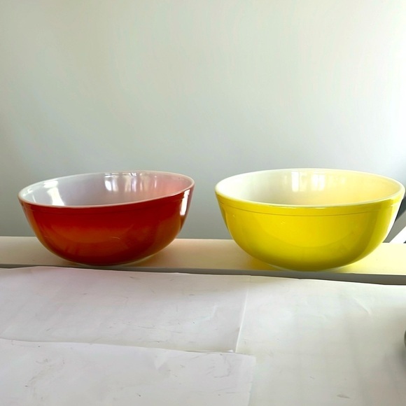 Set of Two Pyrex 4Q Primary Yellow and Flameglo Bowls - Picture 1 of 9